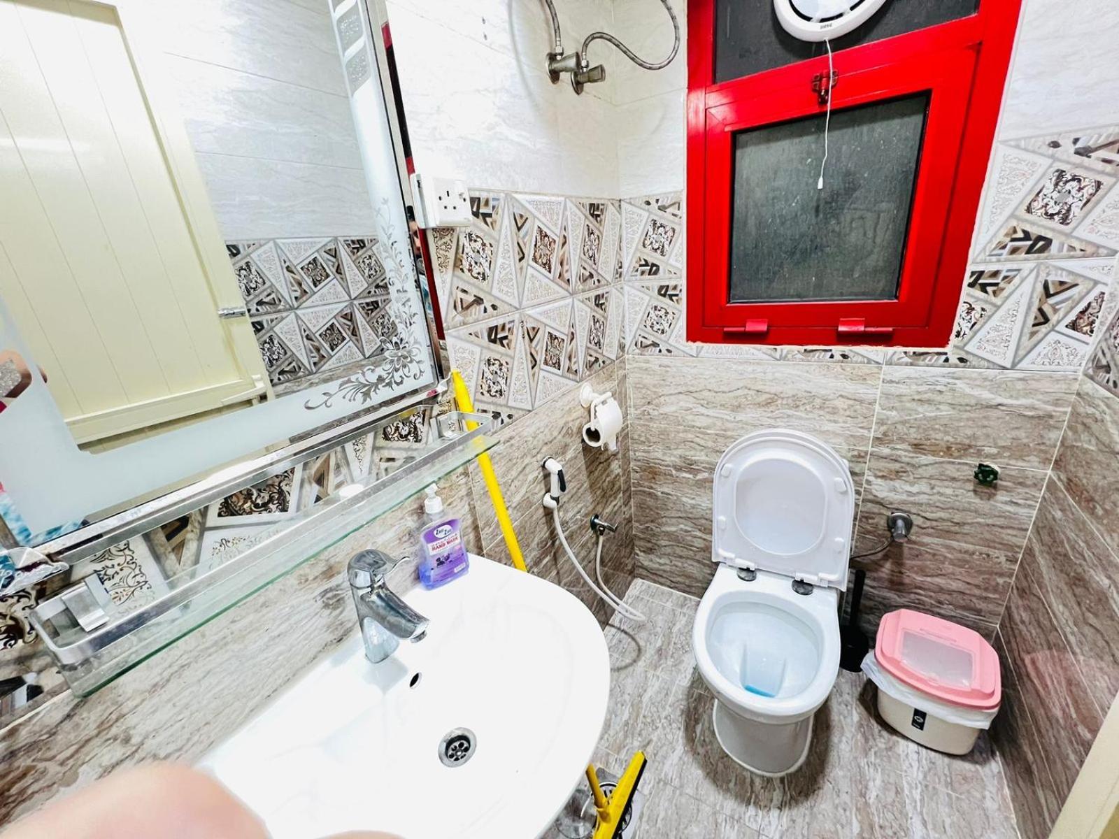 Apartamento Moon Backpackers , Al Rigga , Partition For Couples And For Singles Dubái Exterior foto